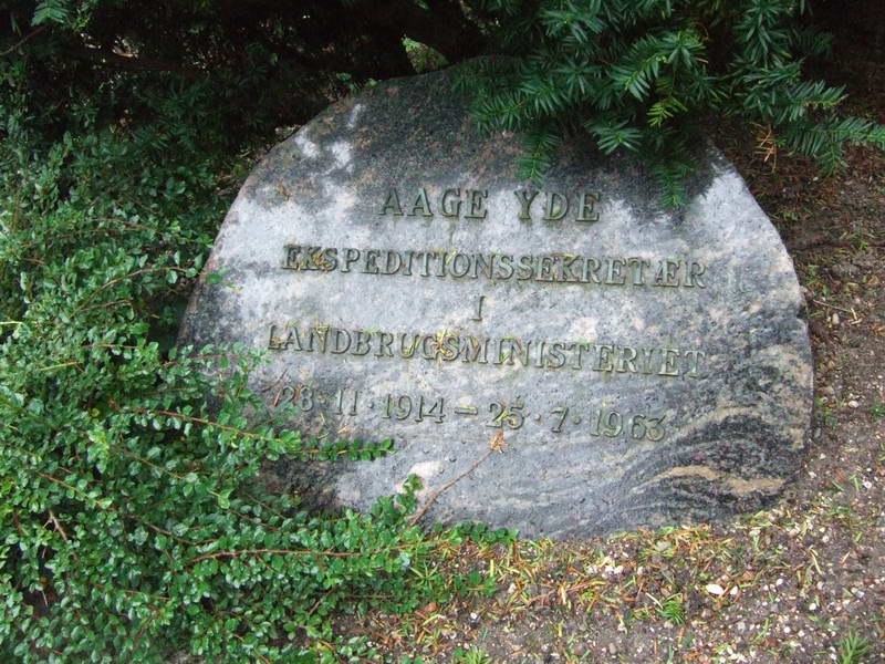 Billede af gravsten p&aring; Holmens Kirkeg&aring;rd