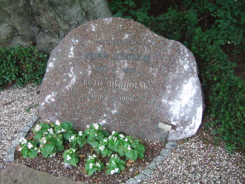 Billede af gravsten p&aring; Holmens Kirkeg&aring;rd