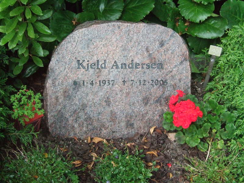 Billede af gravsten p&aring; Holmens Kirkeg&aring;rd
