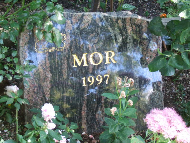 Billede af gravsten p&aring; Holmens Kirkeg&aring;rd