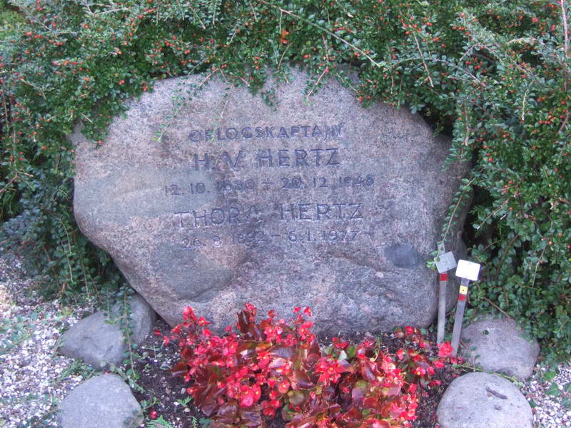 Billede af gravsten p&aring; Holmens Kirkeg&aring;rd