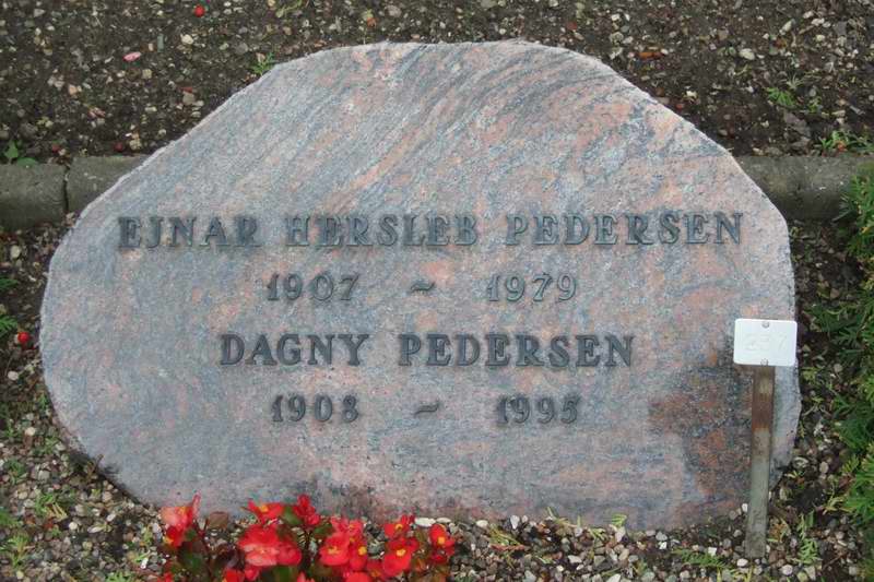 Billede af gravsten p&aring; Holmens Kirkeg&aring;rd