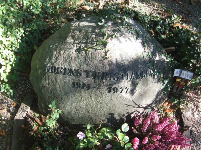 Billede af gravsten p&aring; Holmens Kirkeg&aring;rd