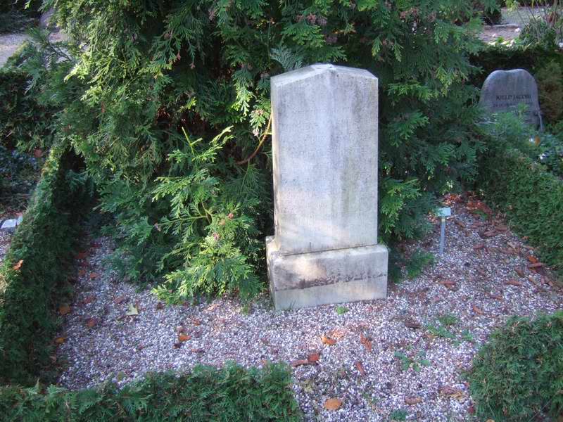 Billede af gravsten p&aring; Holmens Kirkeg&aring;rd