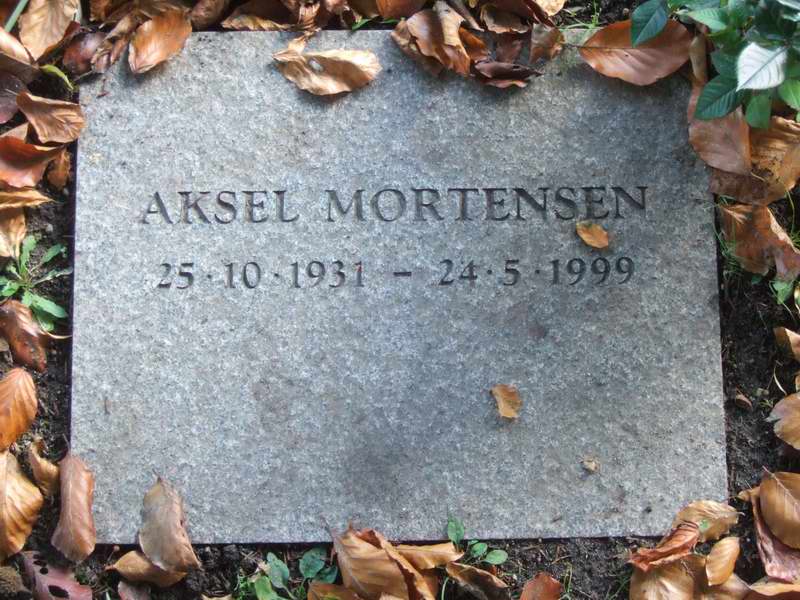 Billede af gravsten p&aring; Holmens Kirkeg&aring;rd
