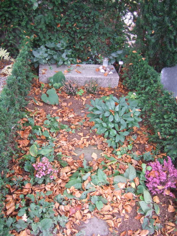 Billede af gravsten p&aring; Holmens Kirkeg&aring;rd