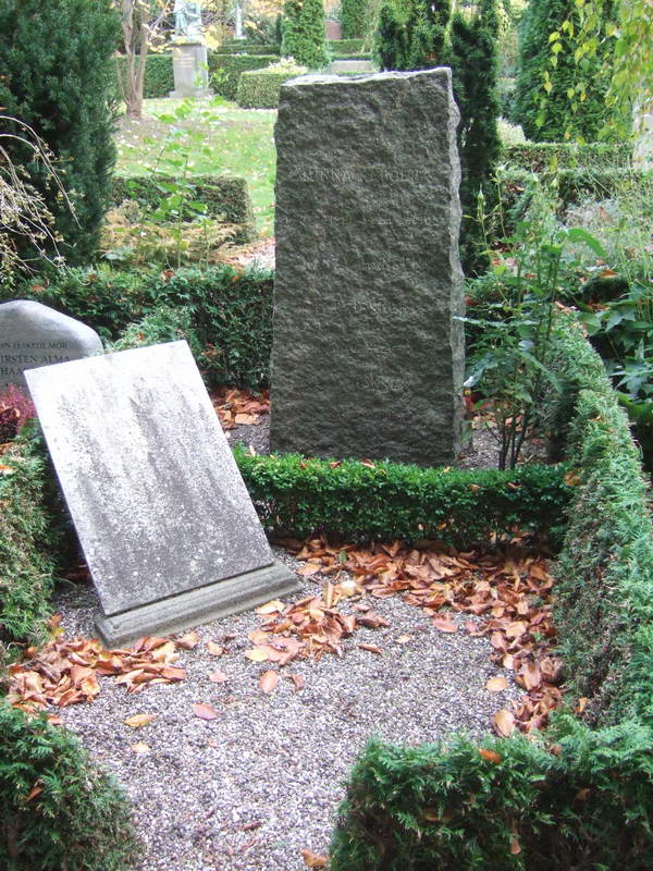 Billede af gravsten p&aring; Holmens Kirkeg&aring;rd