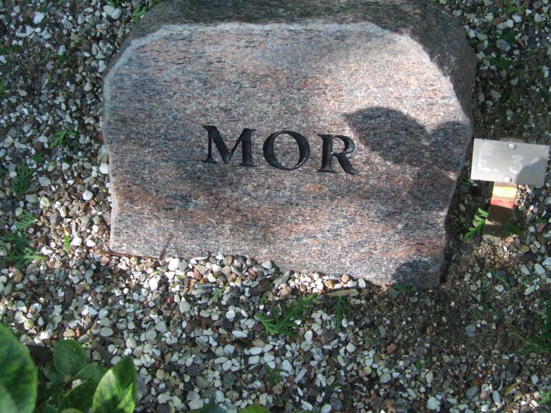 Billede af gravsten på Holmens Kirkegård