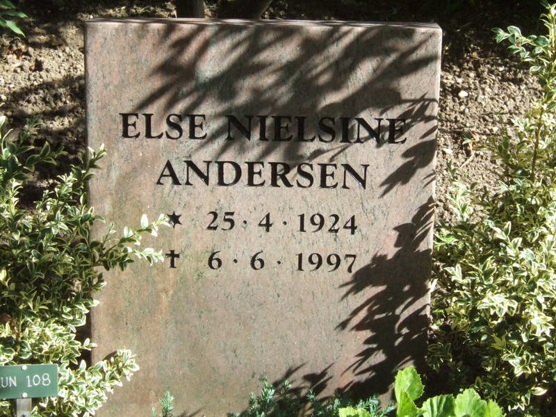 Billede af gravsten på Holmens Kirkegård