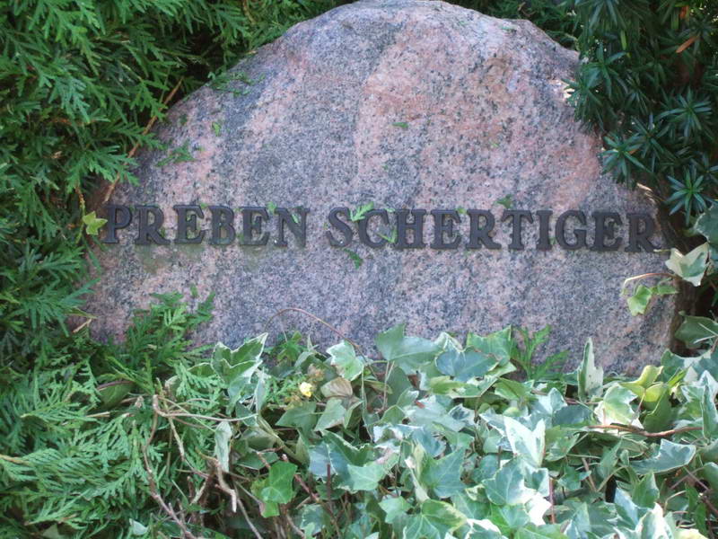 Billede af gravsten på Holmens Kirkegård