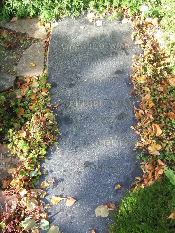 Billede af gravsten på Holmens Kirkegård