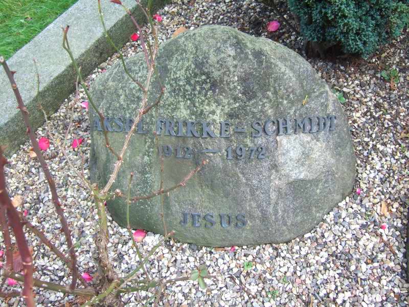 Billede af gravsten på Holmens Kirkegård