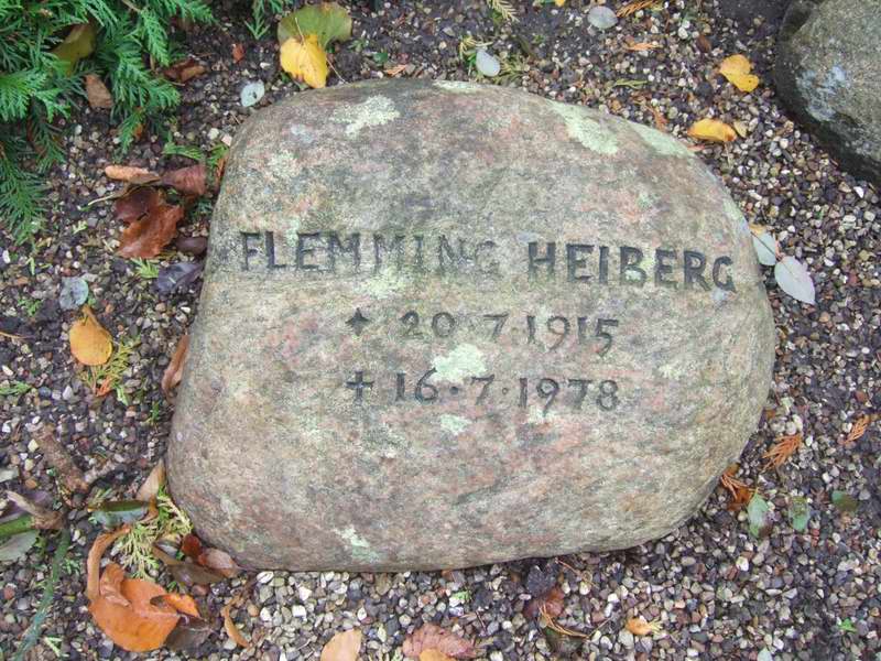 Billede af gravsten på Holmens Kirkegård