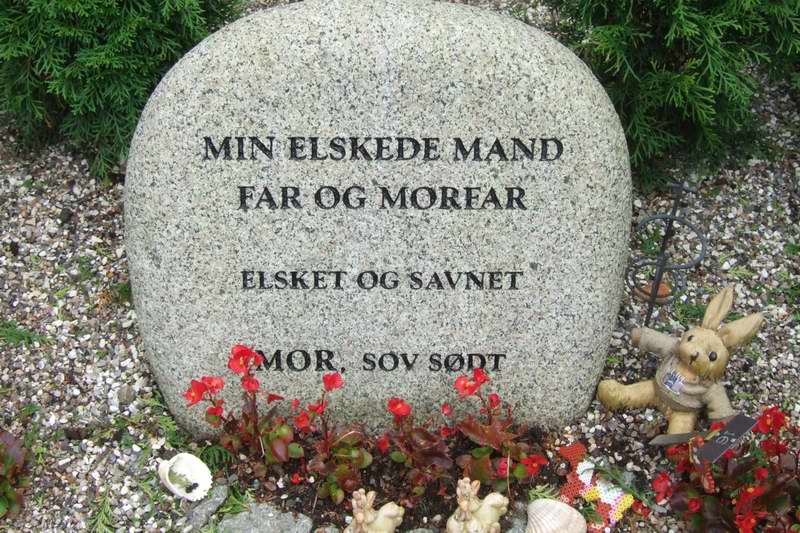 Billede af gravsten på Holmens Kirkegård