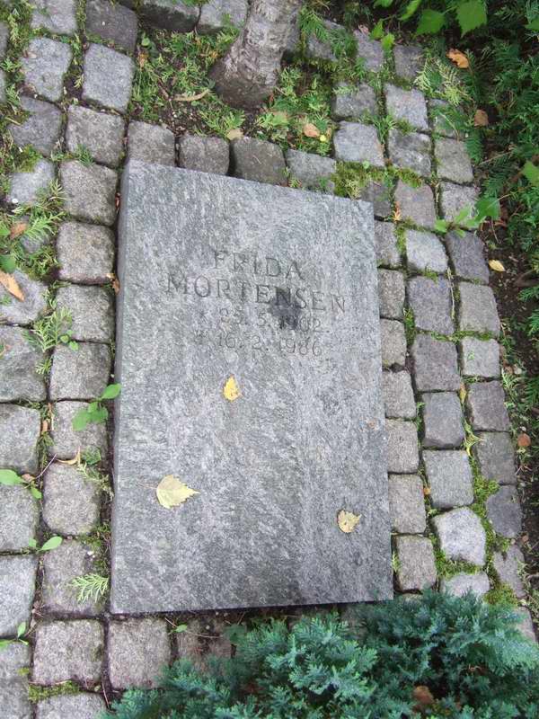 Billede af gravsten på Holmens Kirkegård